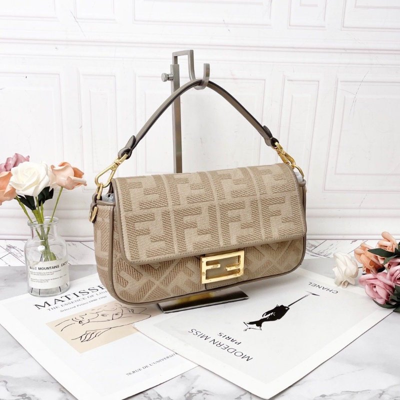 Fendi 經典款布面法棍肩背包28*6*16 98新配件塵袋-3