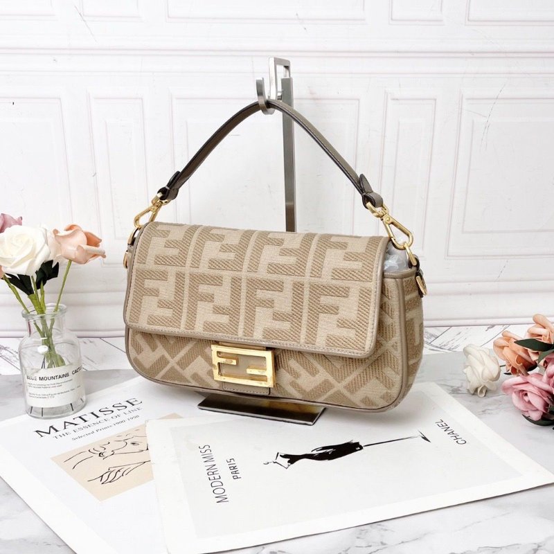 Fendi 經典款布面法棍肩背包28*6*16 98新配件塵袋-4