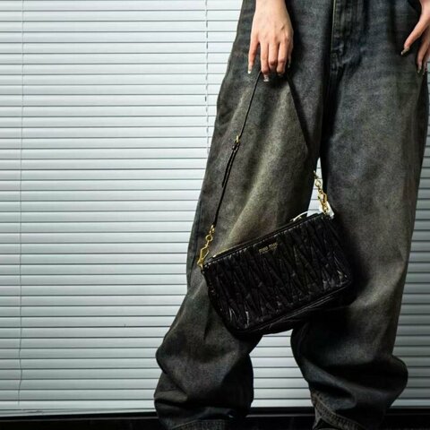 Miumiu 黑色菱格紋油蠟皮麻將包20×11×4 98新配件塵袋