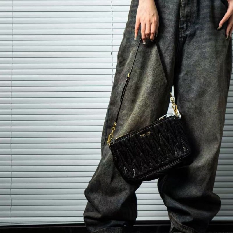 Miumiu 黑色菱格紋油蠟皮麻將包20×11×4 98新配件塵袋-0