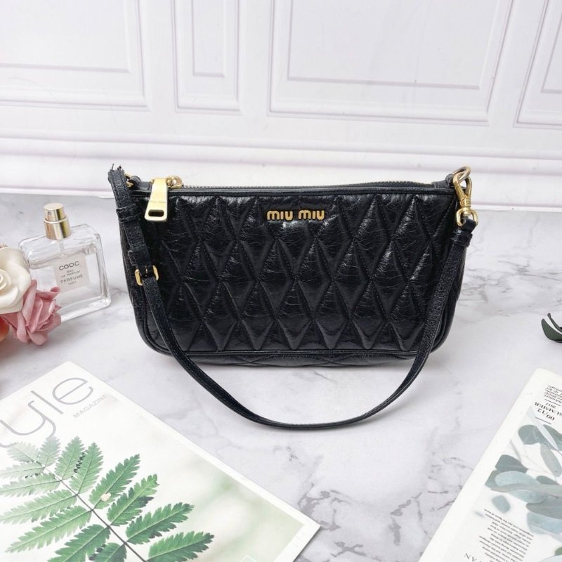 Miumiu 黑色菱格紋油蠟皮麻將包20×11×4 98新配件塵袋-1