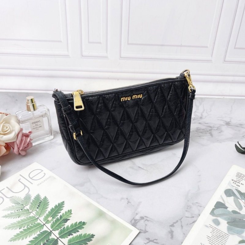 Miumiu 黑色菱格紋油蠟皮麻將包20×11×4 98新配件塵袋-3