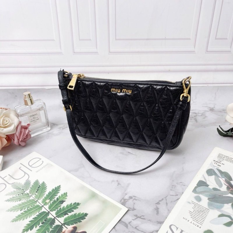 Miumiu 黑色菱格紋油蠟皮麻將包20×11×4 98新配件塵袋-4