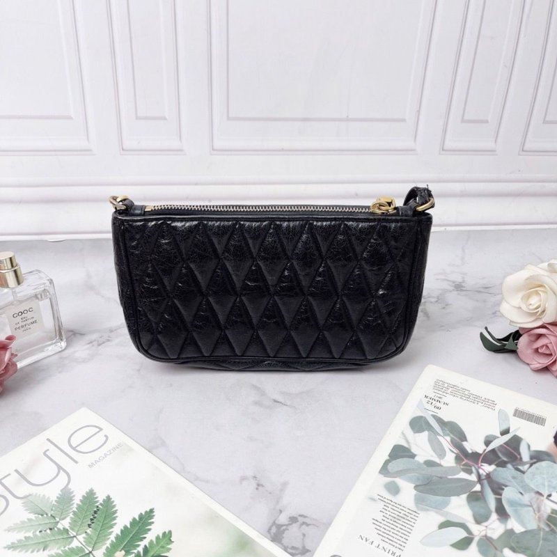 Miumiu 黑色菱格紋油蠟皮麻將包20×11×4 98新配件塵袋-5