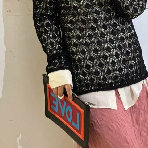 fendi 經典黑色全皮logo塗鴉彩色love手拿包30×20 98新