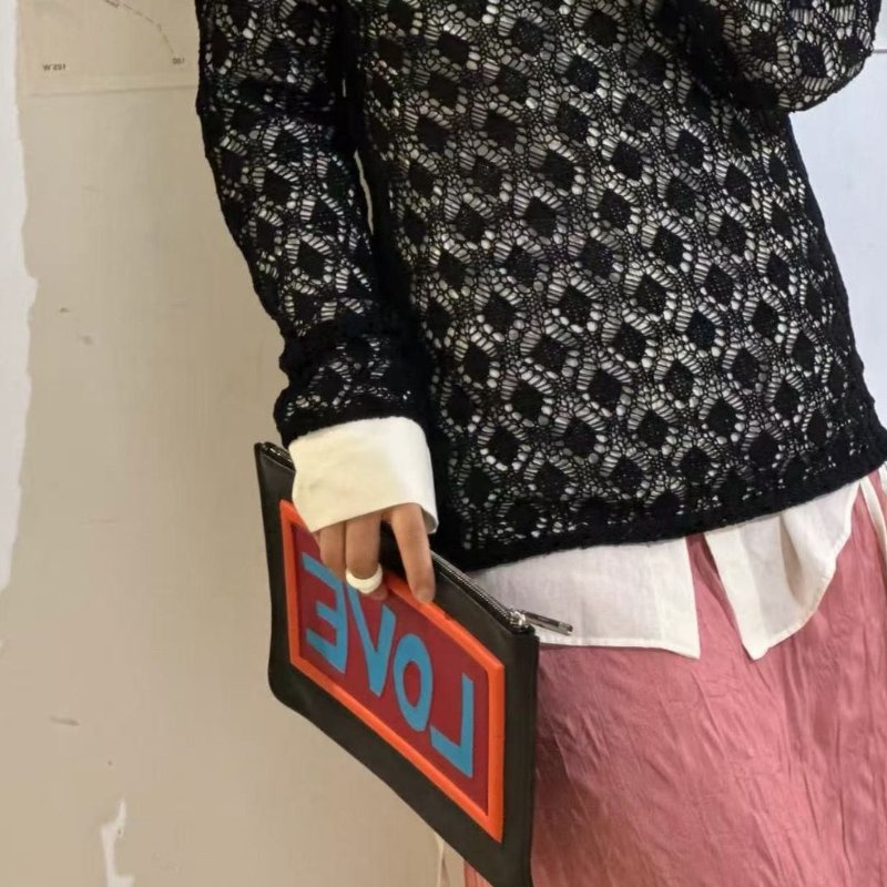 fendi 經典黑色全皮logo塗鴉彩色love手拿包30×20 98新-0