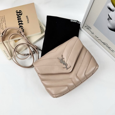 98新 SAINT LAURENT YSL V紋小羊皮鏈帶斜背包｜米杏裸粉｜金屬Logo