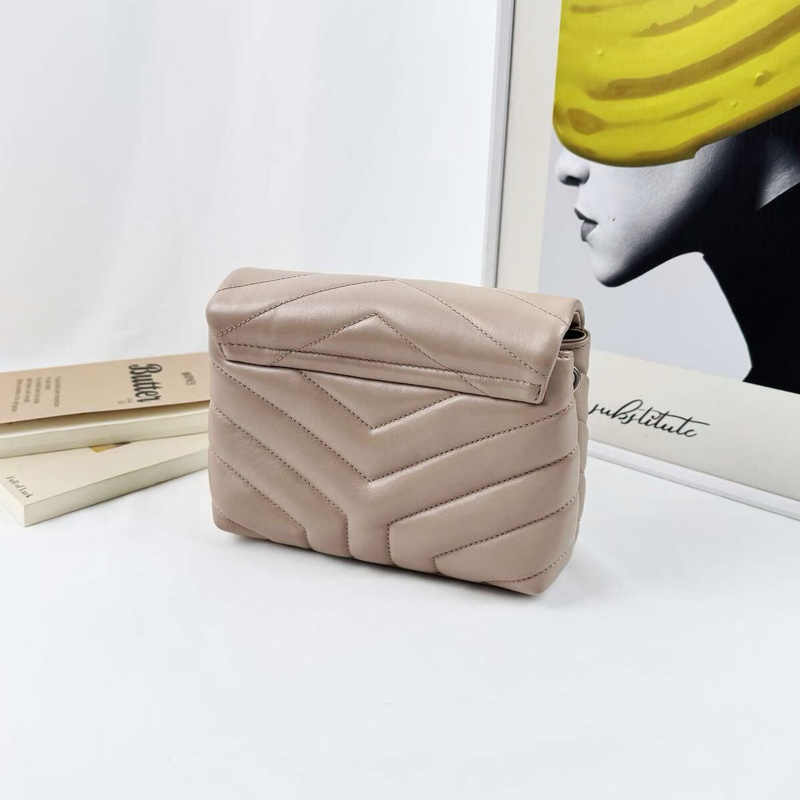 98新 SAINT LAURENT YSL V紋小羊皮鏈帶斜背包｜米杏裸粉｜金屬Logo-1