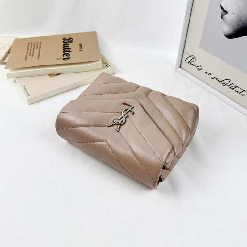 98新 SAINT LAURENT YSL V紋小羊皮鏈帶斜背包｜米杏裸粉｜金屬Logo-3