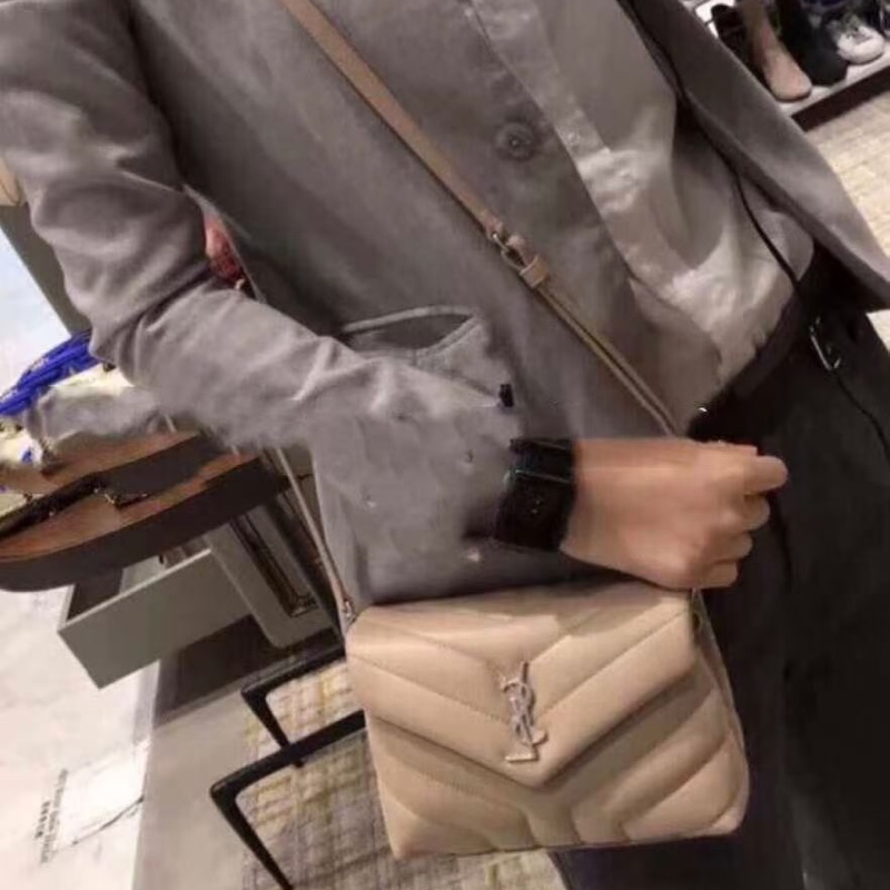 98新 SAINT LAURENT YSL V紋小羊皮鏈帶斜背包｜米杏裸粉｜金屬Logo-4