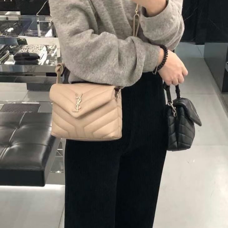 98新 SAINT LAURENT YSL V紋小羊皮鏈帶斜背包｜米杏裸粉｜金屬Logo-5