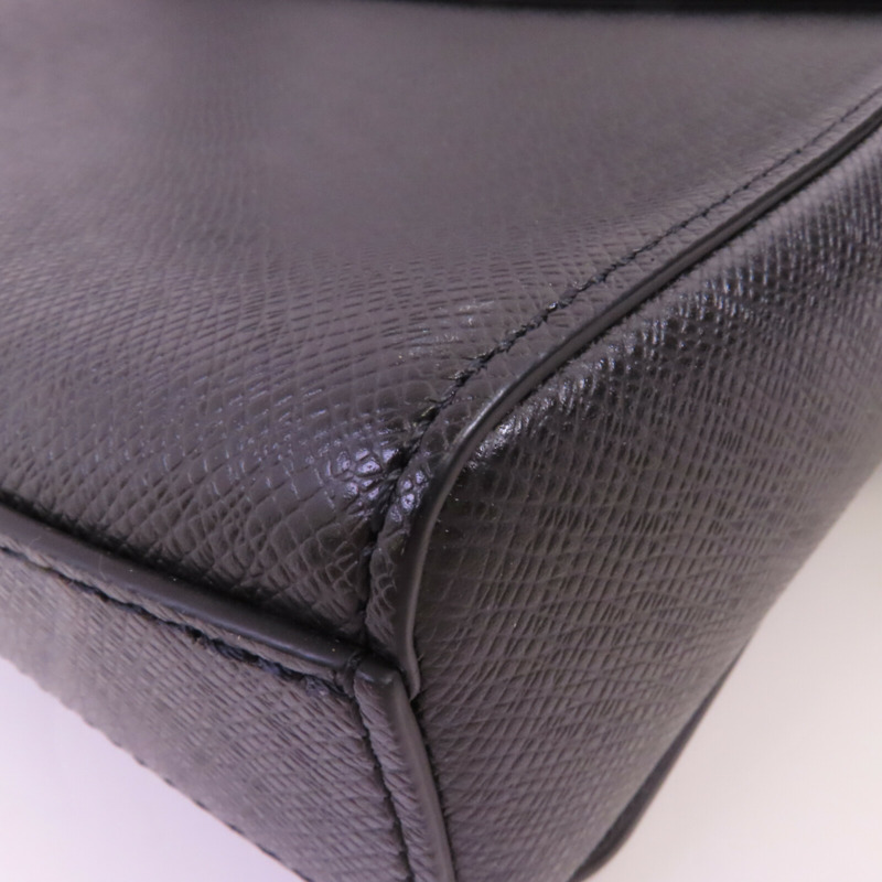 LOUIS VUITTON Taiga New Flap Messenger Bag銀扣肩背袋-9