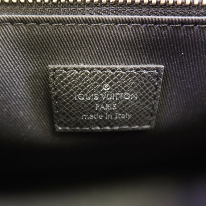 LOUIS VUITTON Taiga New Flap Messenger Bag銀扣肩背袋-11