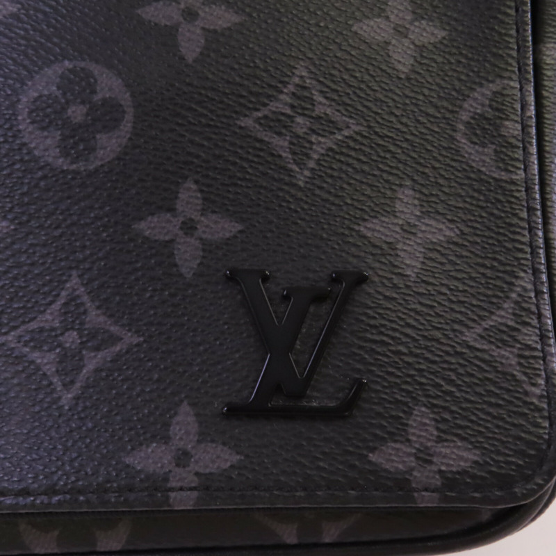 LOUIS VUITTON Monogram Eclipse District PM肩背袋-9