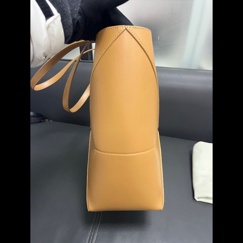 Loewe folded tote
焦糖色折叠tote 中號-5