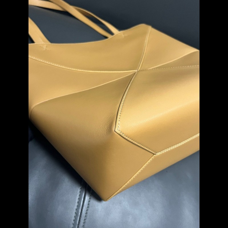 Loewe folded tote
焦糖色折叠tote 中號-6
