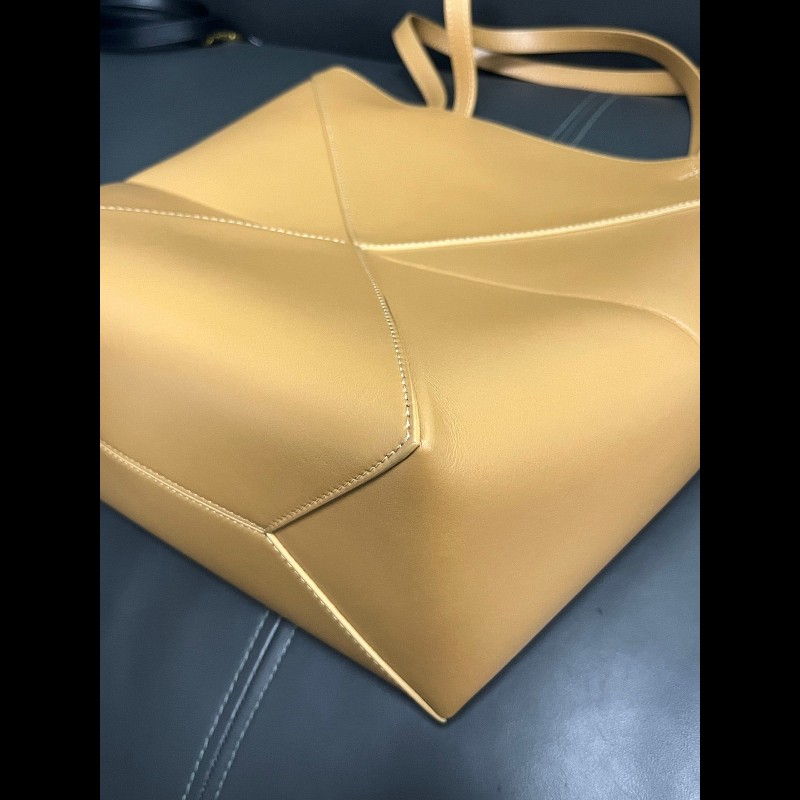 Loewe folded tote
焦糖色折叠tote 中號-7