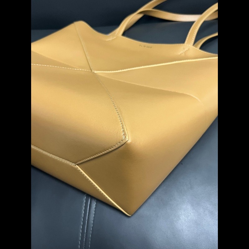 Loewe folded tote
焦糖色折叠tote 中號-9