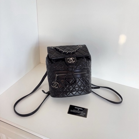 【98新🆕】Chanel  硬通款 黑銀油蠟牛皮 薩爾茨堡雙肩包 小號 small背包