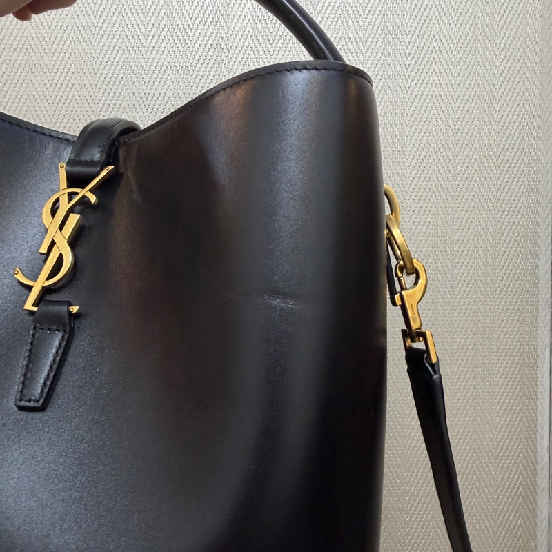 YSL 黑滑面牛皮霧金釦LE 37手提肩背水桶包-1