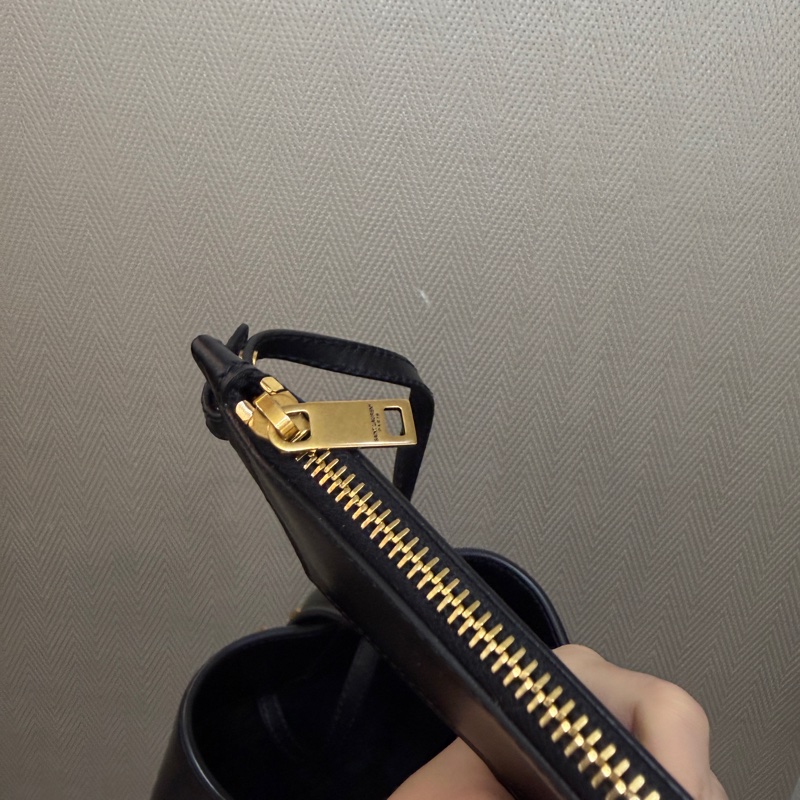 YSL 黑滑面牛皮霧金釦LE 37手提肩背水桶包-11