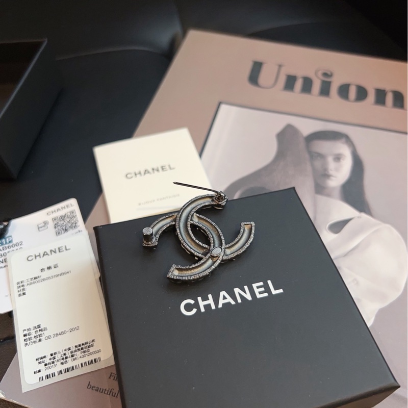 【閒置帶盒🆕】Chanel 黑白logo字母浮雕熔岩雙C胸針-2