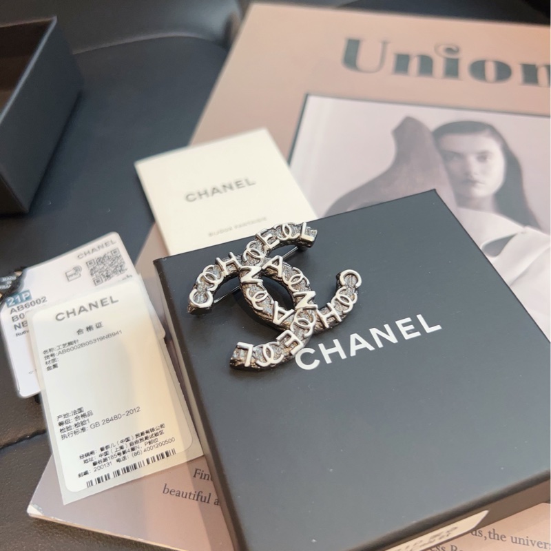 【閒置帶盒🆕】Chanel 黑白logo字母浮雕熔岩雙C胸針-3