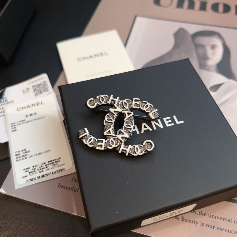 【閒置帶盒🆕】Chanel 黑白logo字母浮雕熔岩雙C胸針-4