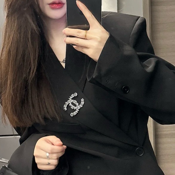 【閒置帶盒🆕】Chanel 黑白logo字母浮雕熔岩雙C胸針-5