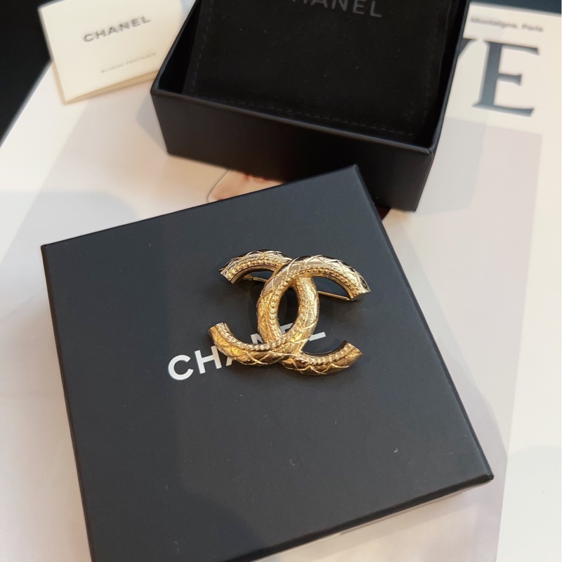 【閒置帶盒🆕】Chanel 高級手工坊系列 金色菱格麥穗麻花雙C胸針-1