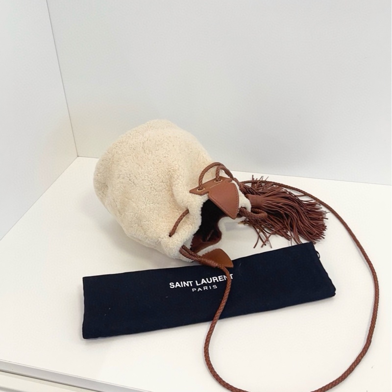 【99新🆕】Ysl  稀有泰迪熊🧸米色金扣 羊毛流蘇抽繩水桶 斜挎包 小號 small斜挎包-4