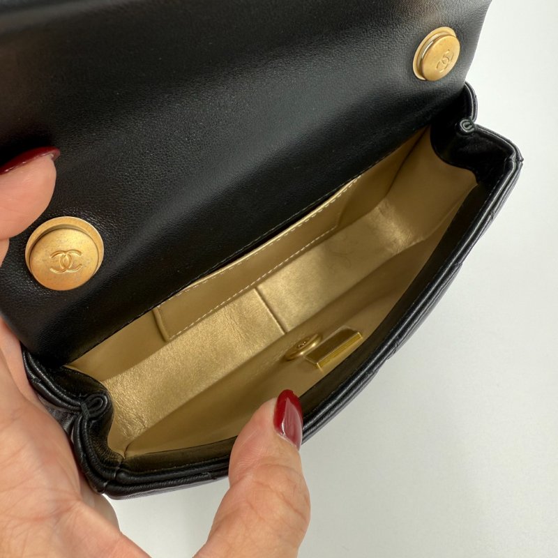 CHANEL - 黑色羊皮金釦24S雙珍珠方胖子-14