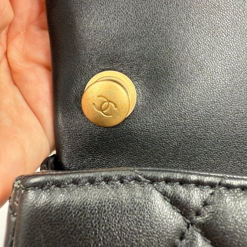 CHANEL - 黑色羊皮金釦24S雙珍珠方胖子-18