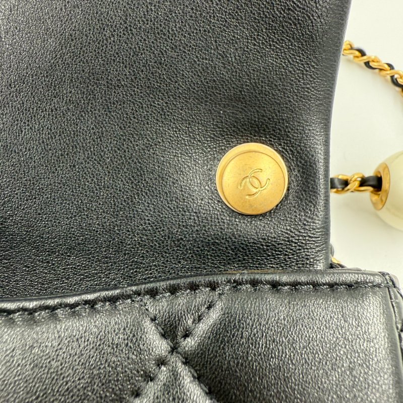 CHANEL - 黑色羊皮金釦24S雙珍珠方胖子-19