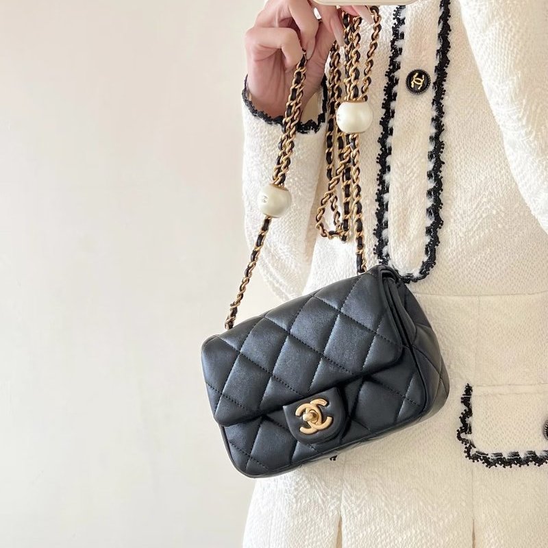 CHANEL - 黑色羊皮金釦24S雙珍珠方胖子-0