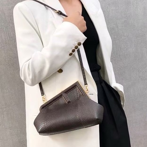 Fendi First系列灰色F形搭扣蟒蛇皮手拿肩背斜背包 23×16×10 98新配件塵袋