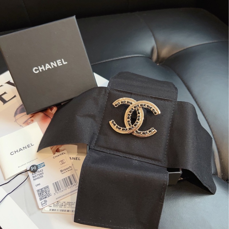 【閒置帶盒🆕】Chanel 黑金皮穿鏈條雙C胸針 大號-0