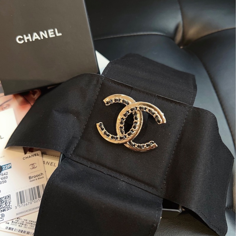【閒置帶盒🆕】Chanel 黑金皮穿鏈條雙C胸針 大號-1