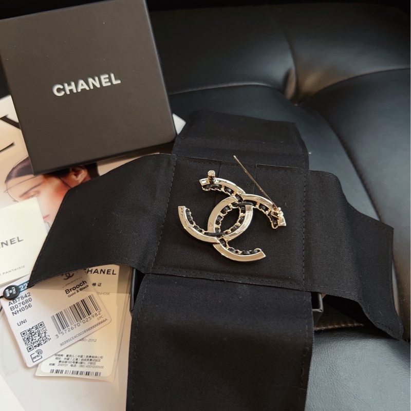 【閒置帶盒🆕】Chanel 黑金皮穿鏈條雙C胸針 大號-2