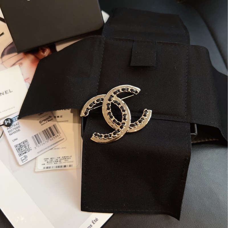 【閒置帶盒🆕】Chanel 黑金皮穿鏈條雙C胸針 大號-3