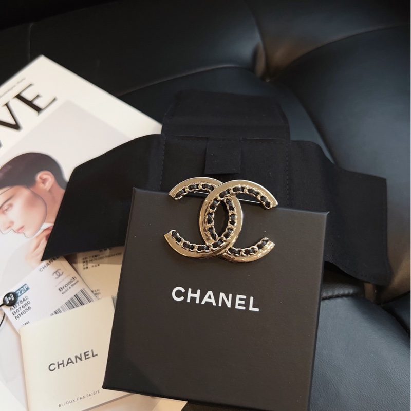 【閒置帶盒🆕】Chanel 黑金皮穿鏈條雙C胸針 大號-4