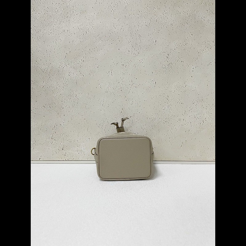 LV nano noe
大象灰老花抽繩小水桶-4