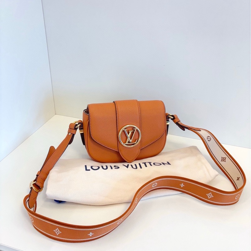 【99新🆕】LV 金棕色金扣Pont 9粒面小牛皮馬鞍包 芯片款 滿logo雙面寬肩帶 單肩包 斜挎包-0