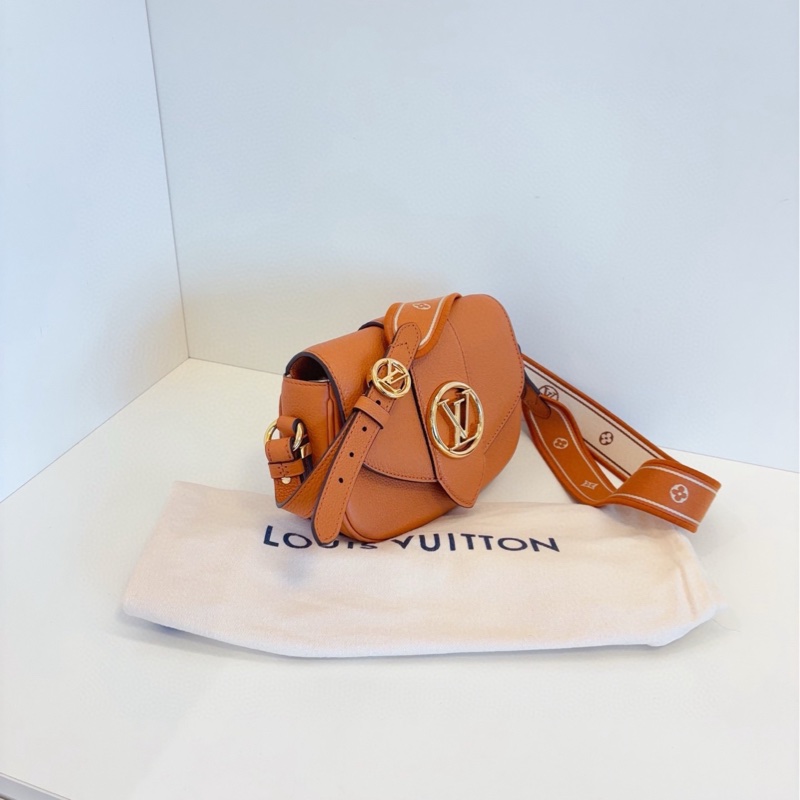 【99新🆕】LV 金棕色金扣Pont 9粒面小牛皮馬鞍包 芯片款 滿logo雙面寬肩帶 單肩包 斜挎包-1