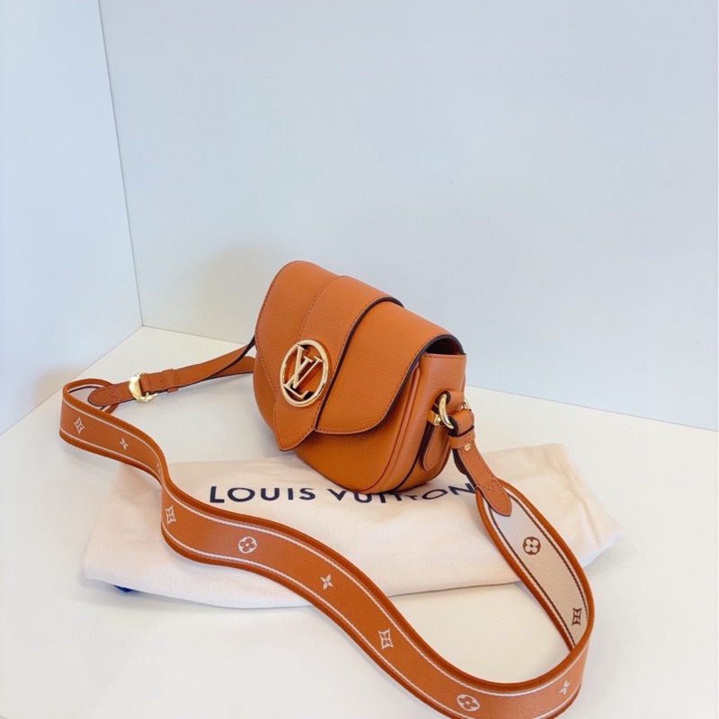 【99新🆕】LV 金棕色金扣Pont 9粒面小牛皮馬鞍包 芯片款 滿logo雙面寬肩帶 單肩包 斜挎包-3