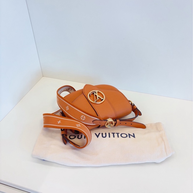 【99新🆕】LV 金棕色金扣Pont 9粒面小牛皮馬鞍包 芯片款 滿logo雙面寬肩帶 單肩包 斜挎包-4