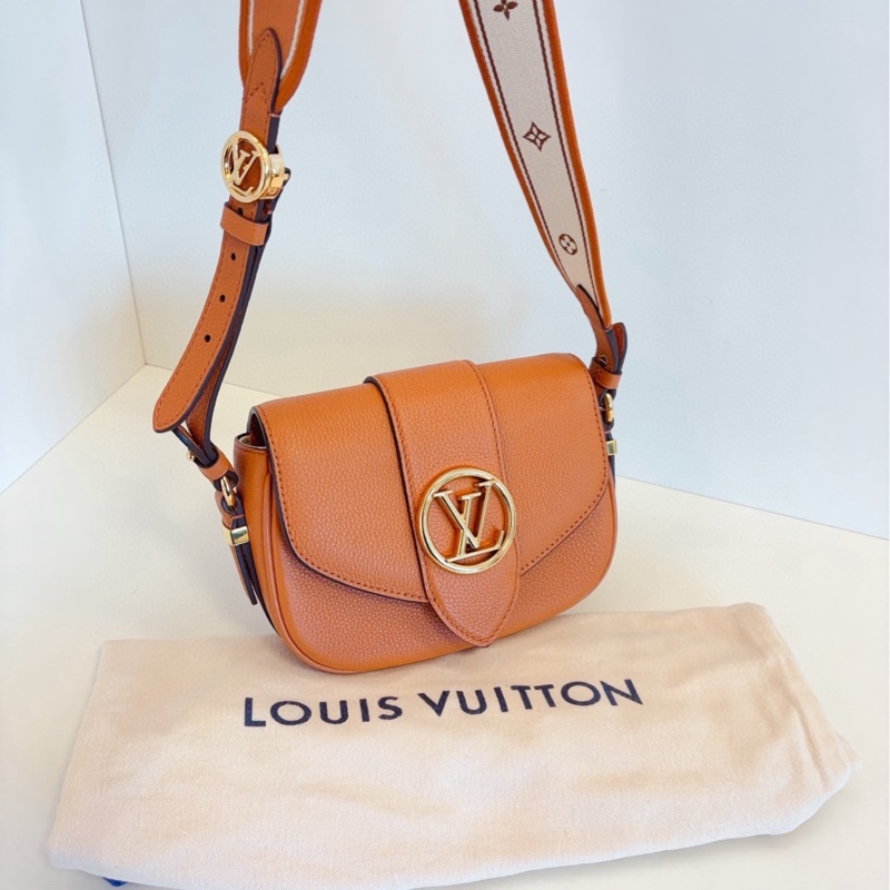 【99新🆕】LV 金棕色金扣Pont 9粒面小牛皮馬鞍包 芯片款 滿logo雙面寬肩帶 單肩包 斜挎包-7