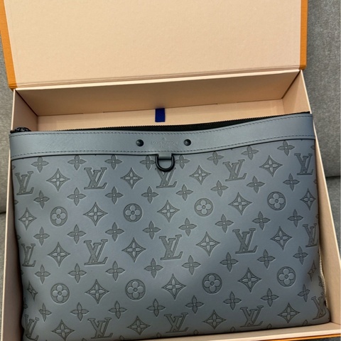 LV灰色壓紋手拿包