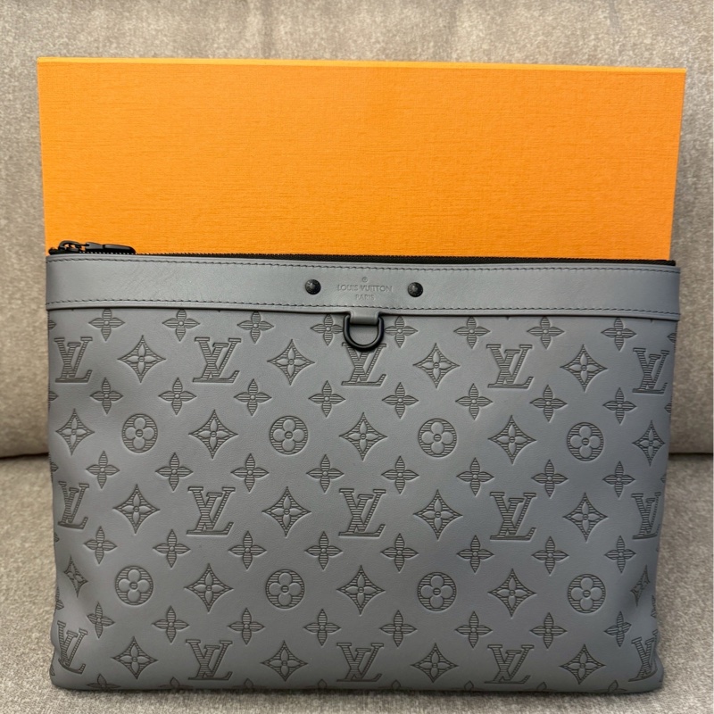 LV灰色壓紋手拿包-1