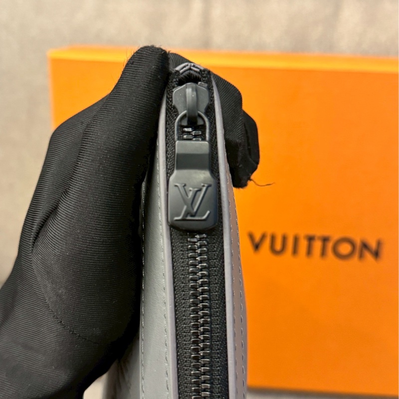 LV灰色壓紋手拿包-3